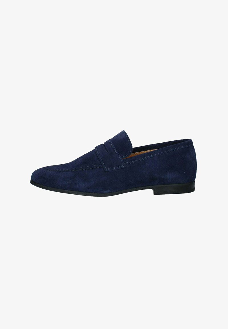 Mocassini in suede blu navy con punta arrotondata e dettaglio cucito lungo il ponte. La scarpa ha un tacco in gomma nera basso.
