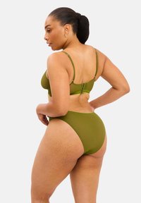 Olivgrön bikini med justerbara remmar, som framhäver en hög midja och sömlös design. Slät yta med minimal hårdvara.