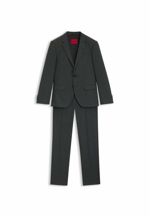 Donkergrijs op maat gemaakt pak met een blazer met één knoop en platte broek. Gemaakt van een textuurstof met een subtiel patroon.