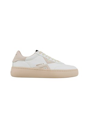 Biały niski sneaker z beżową podeszwą i akcentem na pięcie, boczne logo "SMITH X" oraz białe sznurowadła na jednolitym tle.