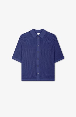 Lyhythihainen, kauluksellinen paita syvän tummansinisessä värissä, jossa on teksturoitu kudontakuvio ja nappi eteen, jossa on pyöreät, hopeanväriset napit.