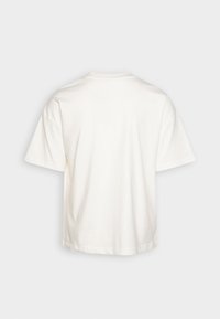 Camiseta de algodón blanca con mangas cortas, cuello redondo y dobladillo cosido. Diseño simple, sin patrones o logotipos visibles.