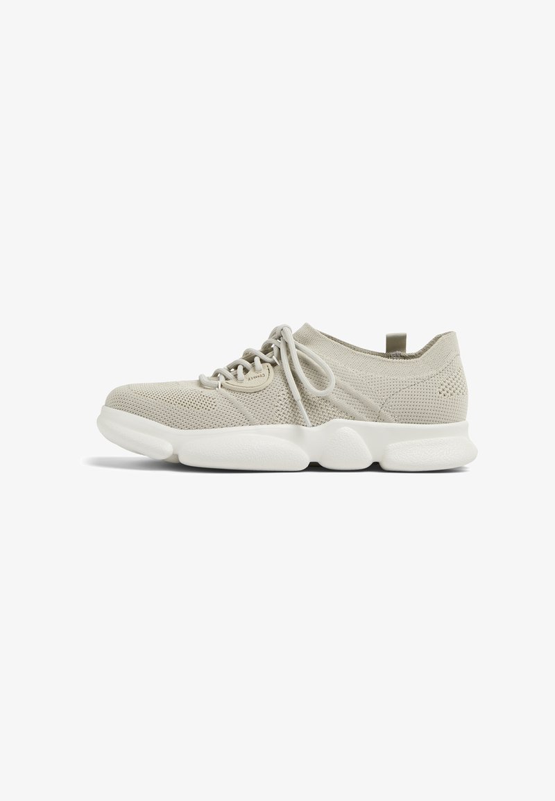 Hellbeige Sneaker mit Obermaterial aus Mesh, runder Zehenpartie und dicker weißer Sohle. Verfügt über Schnürsenkel und eine Rückenschlaufe für einfaches Anziehen.