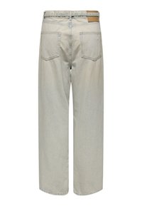 Pantalones de mezclilla sueltos de color azul claro con cintura alta. Presentan dos bolsillos traseros y una etiqueta de cuero marrón en la cintura.