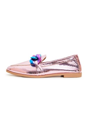 Mocasín metálico rosa con un patrón de piel de serpiente texturizado, que presenta un acento de cadena colorida en el empeine y una suela plana color tostado.