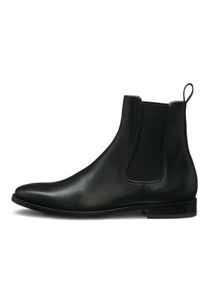 Schwarze Leder Chelsea-Stiefel mit einer glatten Oberfläche, elastischen seitlichen Einsätzen und einem niedrigen Blockabsatz. Verfügt über eine Zuglasche an der Rückseite für ein einfaches Anziehen.