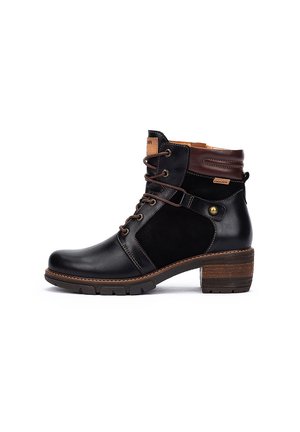 Bottine en cuir noir avec des accents en suède marron, bout rond, design à lacets et talon en bloc de bois. Comprend une boucle latérale et des détails de couture.