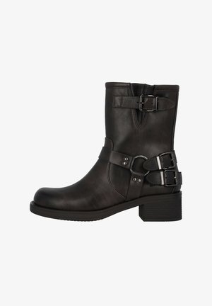 Schwarzer Lederknöchelstiefel mit abgerundetem Zehenbereich, doppelten Schnallenakzenten, gesteppten Details und einem gestapelten Absatz. Glatte Textur mit mattem Finish.