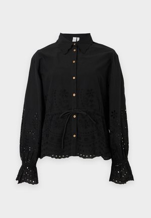 Črna bluza z dolgimi rokavi, z nazobčanim ovratnikom in manšetami, cvetličnimi izrezljanimi vzorci, gumbi spredaj in s trakcem za zavezovanje v pasu.