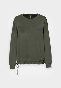 Zielona koszula z długim rękawem, okrągłym dekoltem, kieszenią na piersi, elastycznymi mankietami oraz regulowanym ściągaczem u dołu na jednolitym tle.