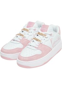 Hvite og rosa sneakers med overdel i semsket skinn, mesh-tunge og gullbeslag på snøringen. Har perforert tåparti og merkevare på siden.