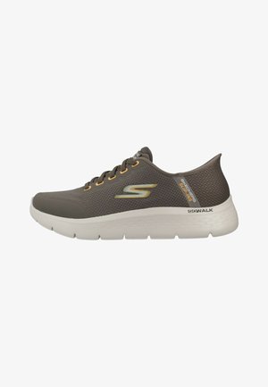 Zapatilla slip-on para hombre Skechers GoWalk en gris, con detalle de cordones, suela blanca acolchada y logo en el lateral y talón.