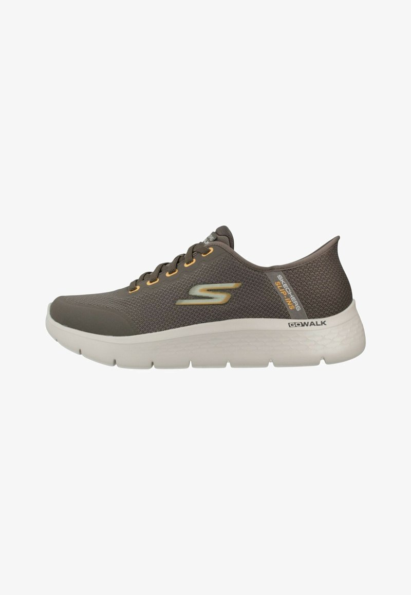 Baskets à enfiler Skechers GoWalk grises pour homme avec détail lacé, semelle blanche rembourrée et logo sur le côté et le talon.