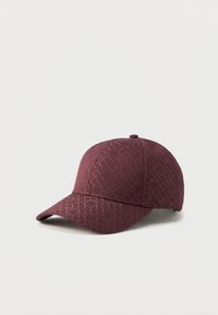 Casquette de baseball bordeaux avec un motif géométrique subtil, design à six panneaux et visière courbée, sur un fond blanc uni.