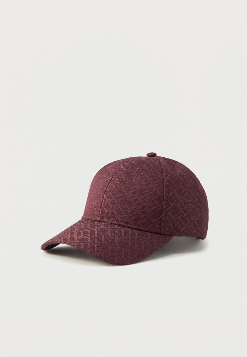 Casquette de baseball bordeaux avec un motif géométrique subtil, design à six panneaux et visière courbée, sur un fond blanc uni.
