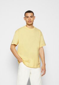 Weekday T-shirt básica - light yellow