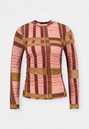 Camisa de manga longa em padrão xadrez, apresentando cores rosa, castanho e verde, com tecido texturado e detalhes franzidos na cintura e nas mangas.