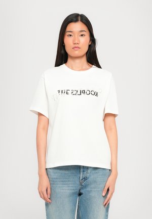 T-shirt en coton blanc à manches courtes, avec une impression de texte noir "THE KOOKS" dans un style déformé sur la poitrine. Coupe décontractée.