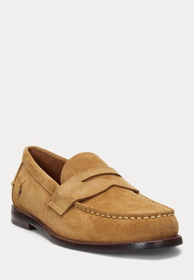 Tan farvet ruskind penny loafer med syninger, lædersål og lille broderet logo på siden.