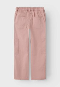 Rosa Baumwoll-Utility-Hosen mit elastischem Bund, zwei Gesäßtaschen und seitlichen aufgesetzten Taschen an den Beinen. Gerade geschnitten.
