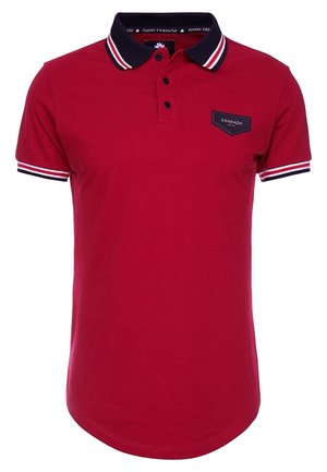 Rotes kurzärmeliges Polohemd mit schwarzem Kragen und Ärmelbündchen mit weißen und roten Streifen, drei schwarzen Knöpfen und einem kleinen schwarzen Logo-Patch auf der Brust.