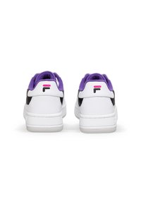 Sneakers bianchi in materiale liscio, con dettagli neri e una fodera viola al colletto. Presentano un logo sul tallone e una suola testurizzata.