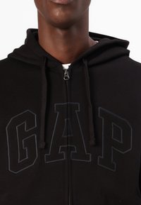 GAP Felpa con cappuccio - black