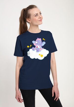 Mørkeblå t-shirt i bomuld med et tegneseriegraphic af en bjørn på en sky, omgivet af gule stjerner, der viser legende farver og design.