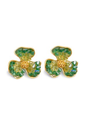 Orecchini a forma di fiore in tonalità oro, caratterizzati da accenti in cristallo verde e giallo, con bordi dei petali testurizzati e un dettaglio centrale a forma di perla.
