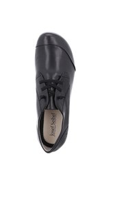 Zapato de cuero negro con cierre de cordones, punta redondeada, detalles cosidos y textura suave. Cuenta con una plantilla acolchada y un interior marcado.
