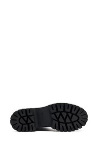 Suola in gomma nera con un motivo di battistrada testurizzato, caratterizzato da scanalature e rilievi profondi per una maggiore aderenza; impressa con il nome del marchio "FRAU."