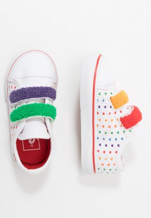 Baskets blanches avec des bandes auto-agrippantes, ornées d'accents flous colorés en violet, vert, orange et rouge. Des motifs de cœurs multicolores décorent les côtés.