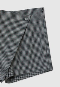 Pantaloni corti grigio e blu a quadri con chiusura a bottone, design sartoriale e una texture del tessuto liscia con un orlo ben rifinito.