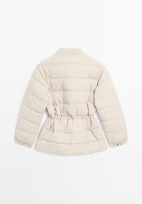 Giacca trapuntata color crema con maniche lunghe, vita elasticizzata, polsini con bottoni a pressione e colletto ripiegato, vista da dietro.