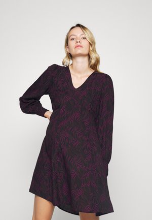 VMMCAILLY SHORT DRESS  - Vestido de malha - coffee bean