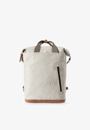 Hellgrauer Rucksack mit Rolltop, braunem Boden, zwei oberen Griffen, vorderer vertikaler Reißverschlusstasche und geprägt "a/u"-Logo.
