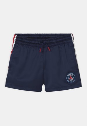 Granatowe krótkie spodenki sportowe z elastycznym pasem, czerwono-białe paski po bokach oraz logo Paris Saint-Germain na lewej nodze.