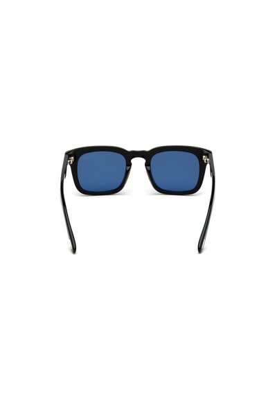 Occhiali da sole rettangolari neri con lenti blu, dotati di una montatura in plastica liscia e bracci neri eleganti. Minime parti metalliche visibili all'asse delle cerniere.