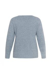 Světle modrý svetr vyrobený z měkkého materiálu, s kulatým výstřihem, dlouhými rukávy a uvolněným střihem. Hladká textura bez viditelných vzorů.