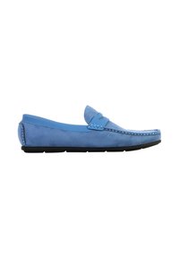 Mocassin en daim bleu clair avec semelle en caoutchouc noire et coutures décoratives le long de l'avant et des coutures latérales.