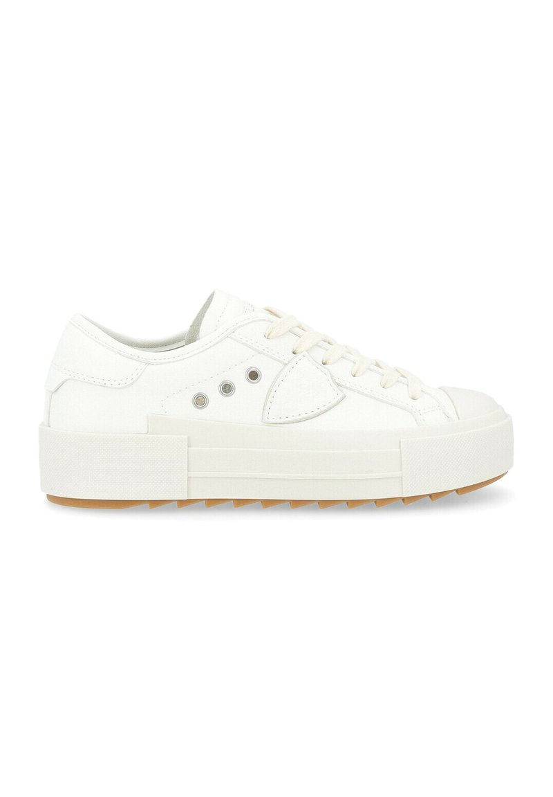 Scarpe da ginnastica bianche con tomaia testurizzata, suola in gomma e lacci piatti. Presentano tre occhielli circolari e una suola a piattaforma rialzata.
