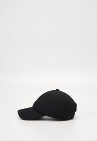 Μαύρο καπέλο μπέιζμπολ από ύφασμα, με καμπυλωτό γείσο, σχεδίαση έξι πάνελ και κουμπί διακόσμησης στην κορυφή. Χωρίς ορατά λογότυπα ή μοτίβα.