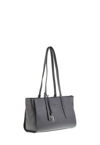 Borsa nera in pelle con lunghe doppie maniglie, un logo frontale e un ciondolo a chiave rotondo in argento appeso a una maniglia.