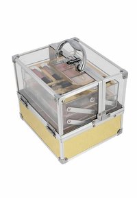 Kirkas akryylinen meikkilaukku, jossa on hopeiset vetimet ja teksturoitu keltainen pohja; sisältää osastoja kosmetiikan järjestämiseksi. Mukana on kantokahva.