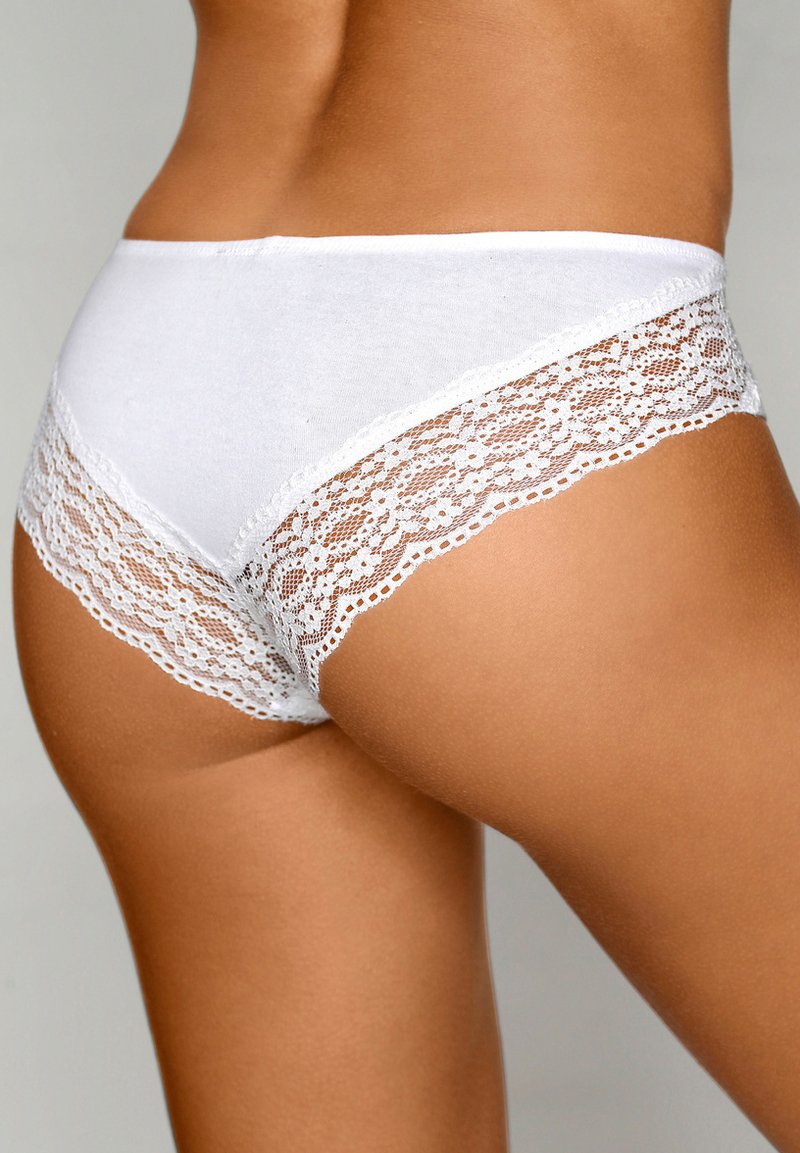 Boxer bianchi in cotone con pizzo. Il pizzo presenta un motivo floreale lungo i bordi, offrendo un delicato contrasto con il tessuto.
