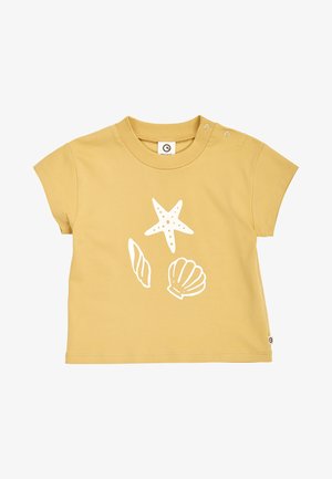 Żółta koszulka dla malucha z krótkimi rękawami, zatrzaskami na ramieniu i białymi nadrukami o tematyce morskiej, przedstawiającymi rozgwiazdy i muszle na przodzie.