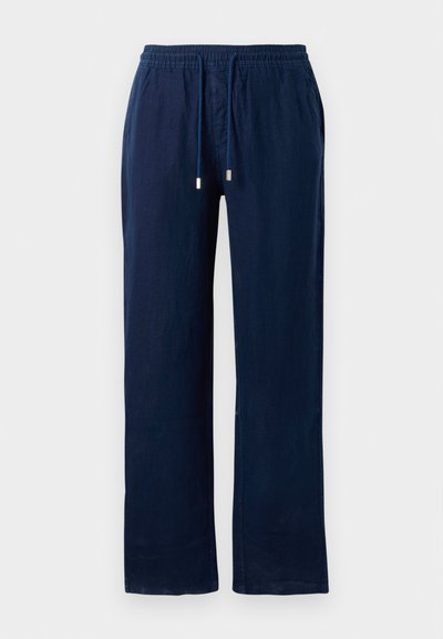 Tamsiai mėlynos kasdienės kelnės su elastinga juosta, raišteliu ir šoninėmis kišenėmis, pristatytos ant baltos fono.