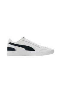 Białe sneakersy z górą wykonaną z teksturowanej skóry, granatowym paskiem bocznym, płaskimi sznurówkami oraz gumową podeszwą o wzorzystej teksturze.