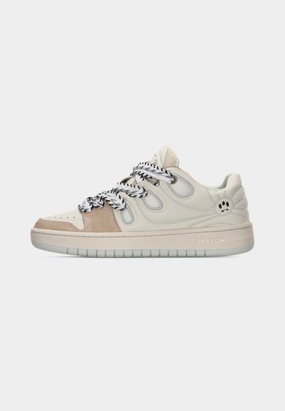 Μπεζ και λευκό sneaker χαμηλού προφίλ με χοντρές ασπρόμαυρες κορδόνια, σόλα από σουέτ στην άκρη και ανάγλυλο λογότυπο "Barrow" στο πλάι της σόλας.