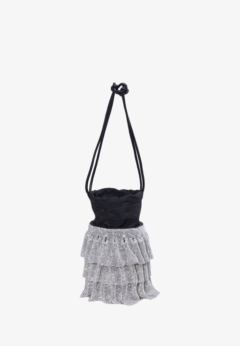 Sac à dos noir à cordon de serrage avec une section inférieure en paillettes argentées froncées, présentant une finition texturée et des bretelles ajustables pour différentes longueurs.